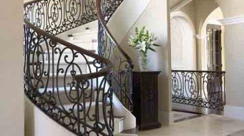 别墅楼梯样式全攻略：从风格到预算，普通家庭也能装出高级感